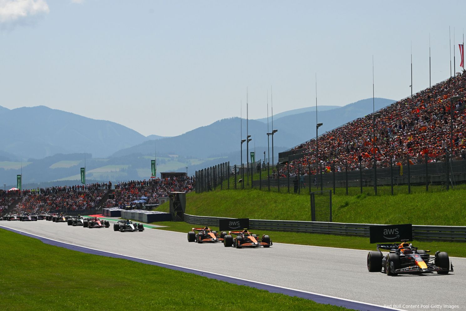 De Red Bull Ring en de Formule 1 tussen de heuvels rond Spielberg, Oostenrijk.