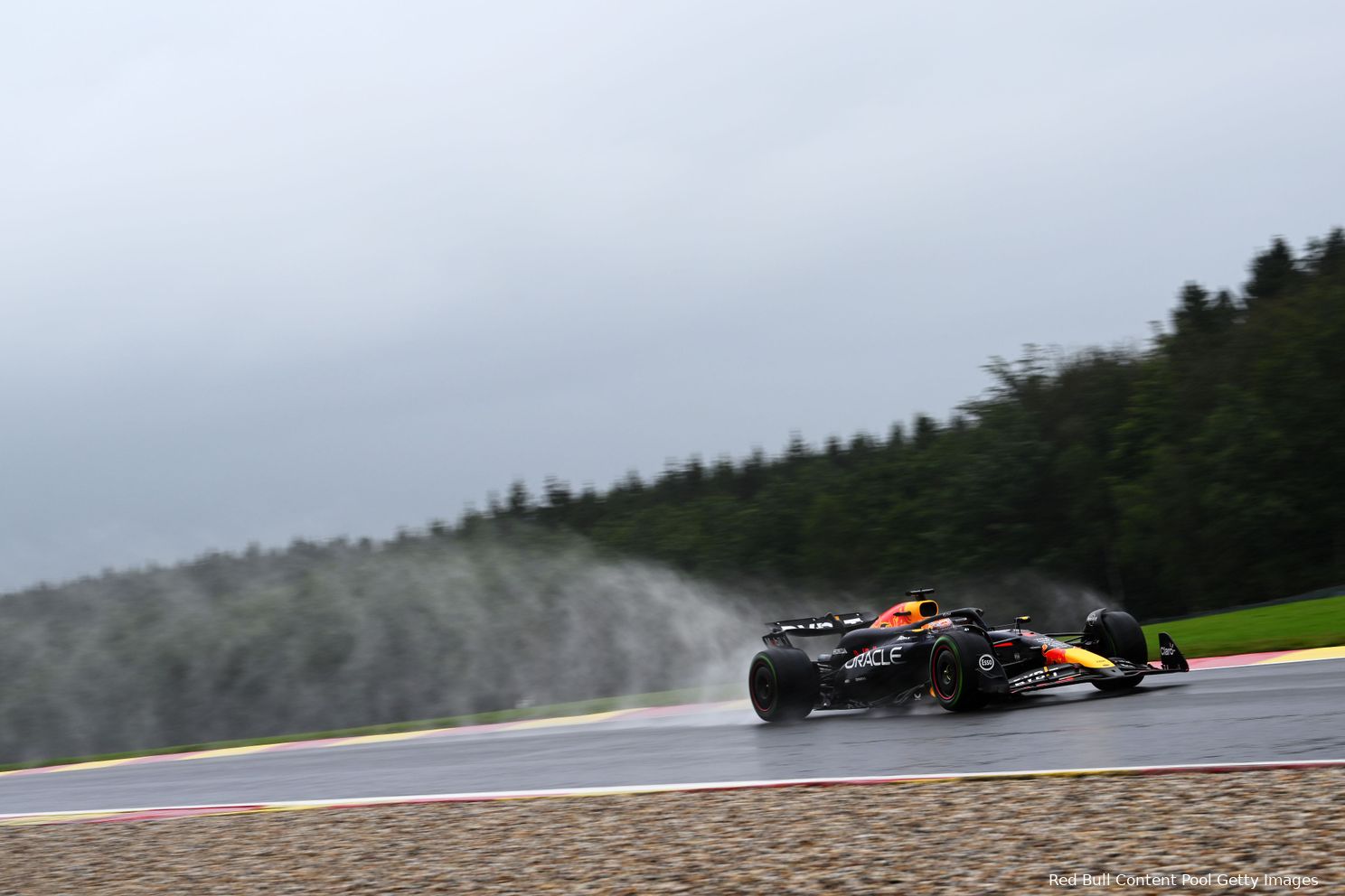 Verstappen geeft concurrentie rijles op nat Spa-Francorchamps, Leclerc erft eerste plek