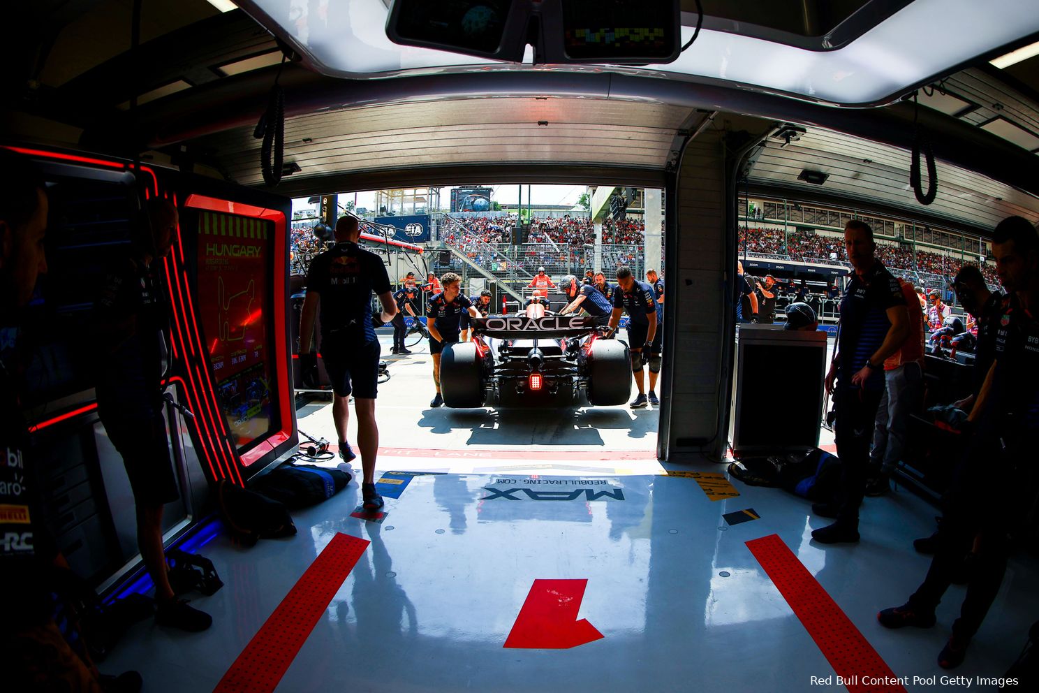 max verstappen red bull racing rb20 hongarije 2024 1 garage