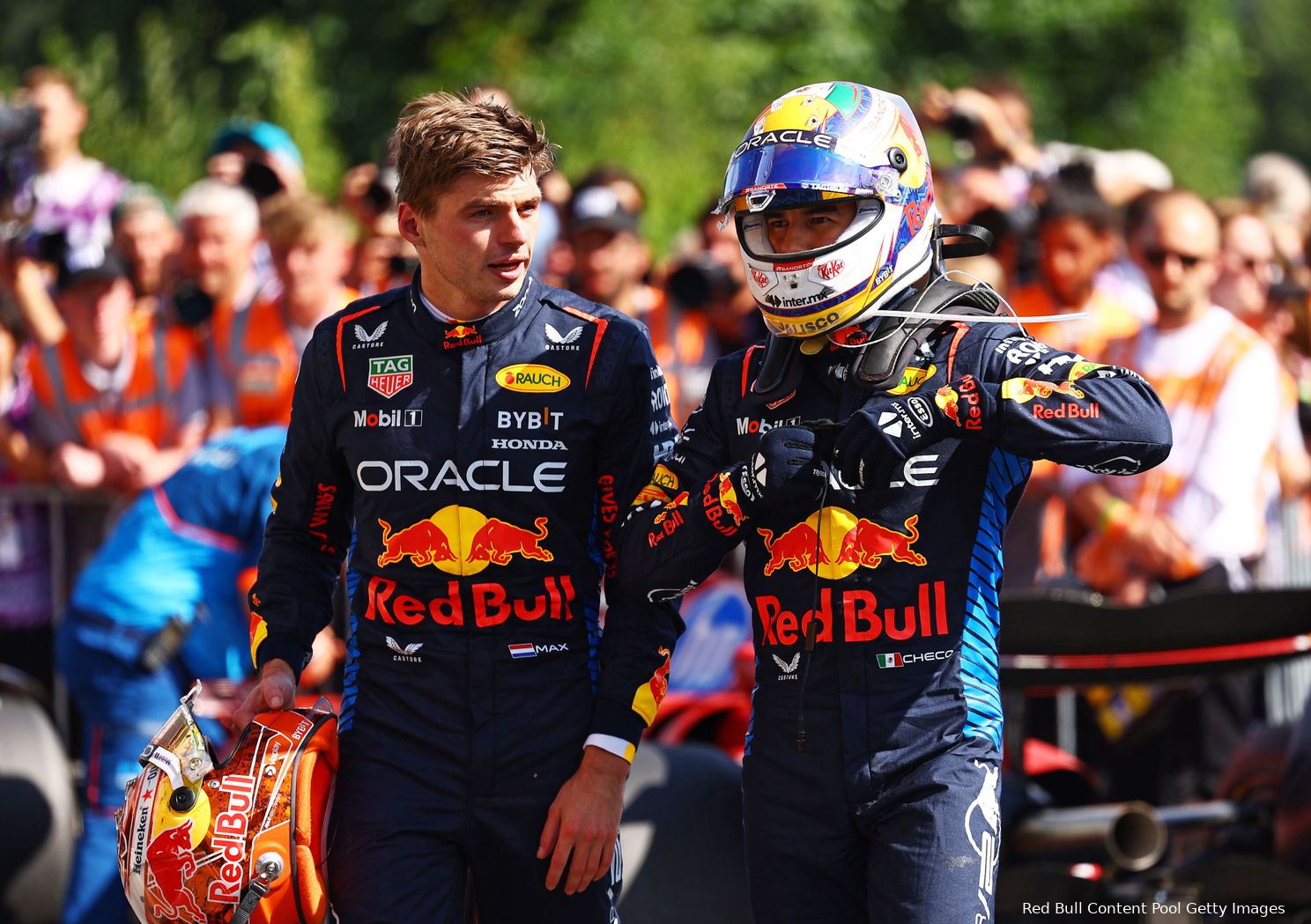 sergio perez max verstappen redbullracing zondag praten 2024