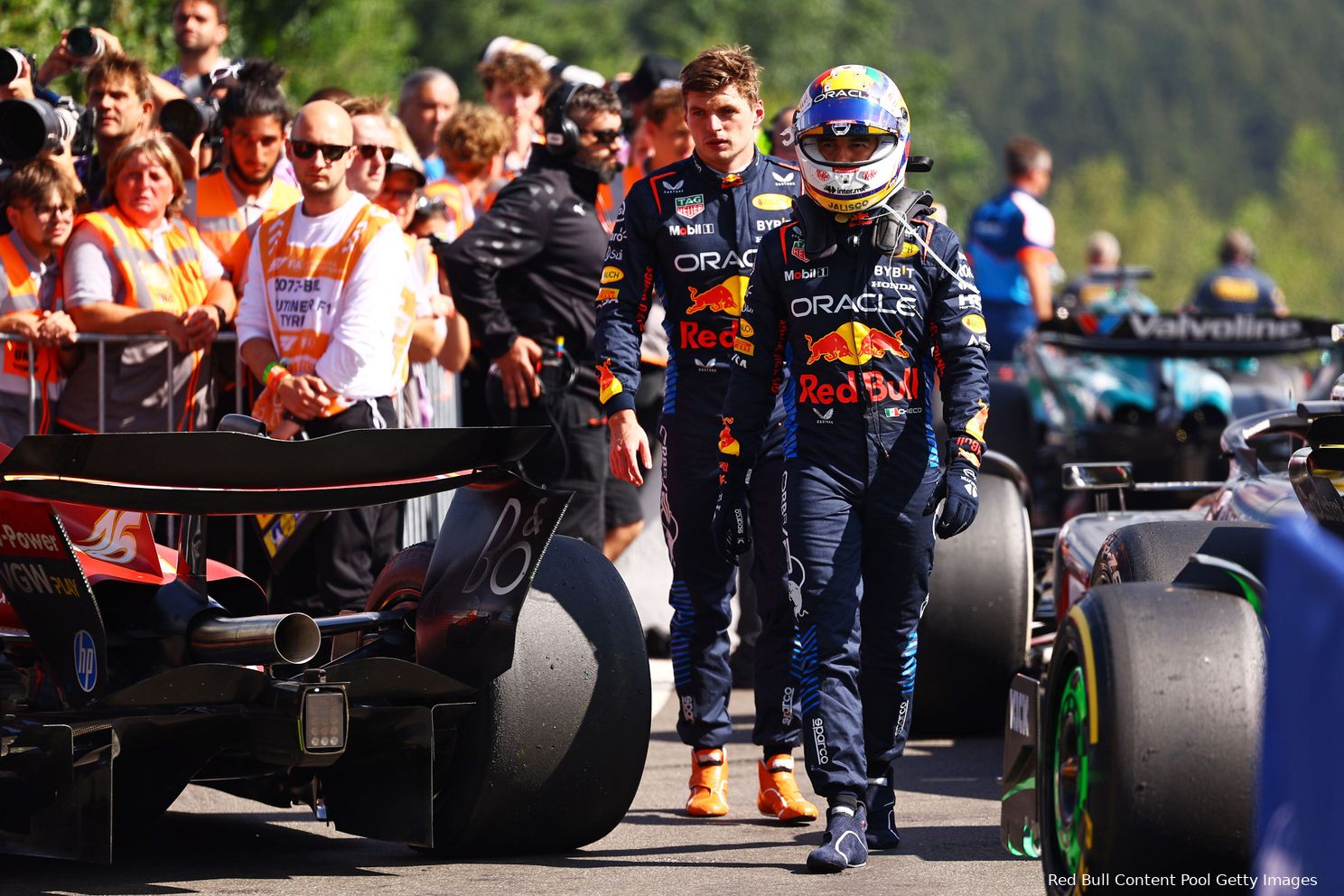 sergio perez max verstappen redbullracing zondag praten 2024