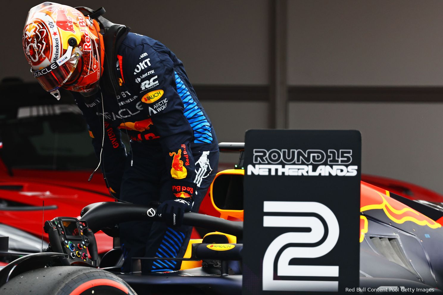 De race van Verstappen | Gelatenheid heerst bij Red Bull: 'Ik kan gewoon niet sneller'