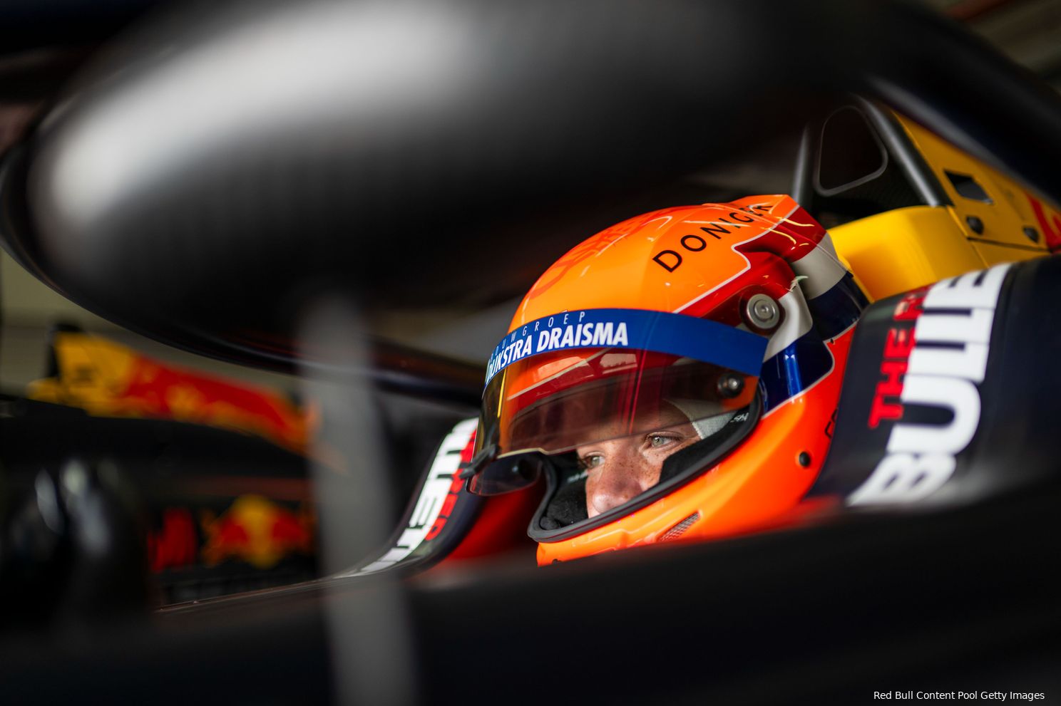 [FOTO'S] Verstappen verwelkomt Coronel bij de Red Bull-familie: 'Niet te veel druk opleggen'