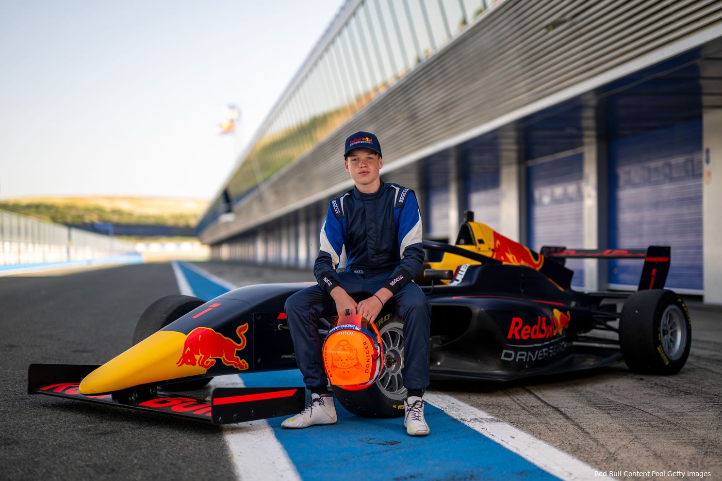 [FOTO'S] Verstappen verwelkomt Coronel bij de Red Bull-familie: 'Niet te veel druk opleggen'