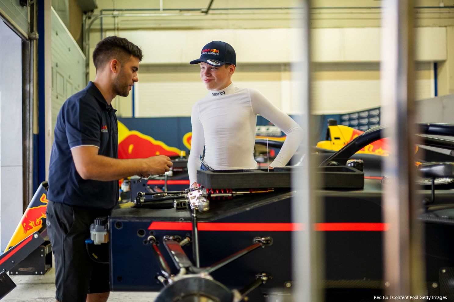 [FOTO'S] Verstappen verwelkomt Coronel bij de Red Bull-familie: 'Niet te veel druk opleggen'