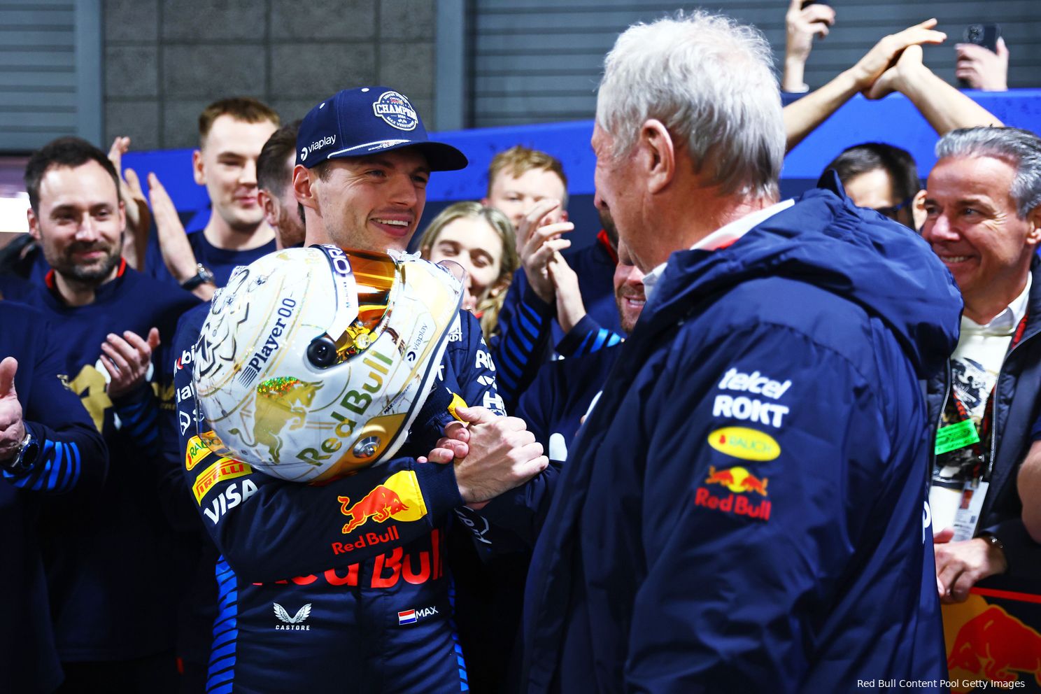 [Foto's] Verstappen met speciale gouden helm, Marko lyrisch: 'Meest trots op deze titel'