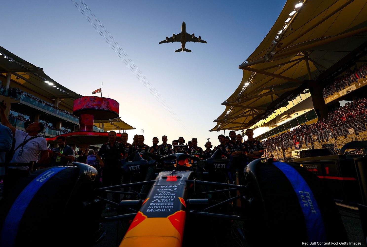 max verstappen rb20 red bull racing donker abu dhabi 2024 1 vliegtuig
