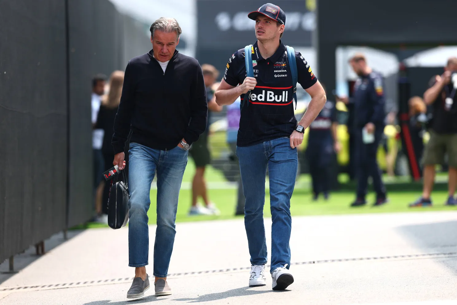 Verstappen lacht na uitleg over zijn 'excuus': 'Heb daarna gewoon van mijn dag genoten'