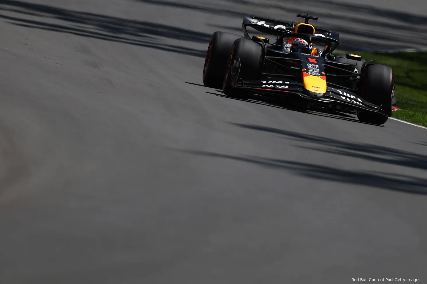 Russell verwacht niet dat Verstappen meer ruimte zal laten: 'Max is een van de beste coureurs'