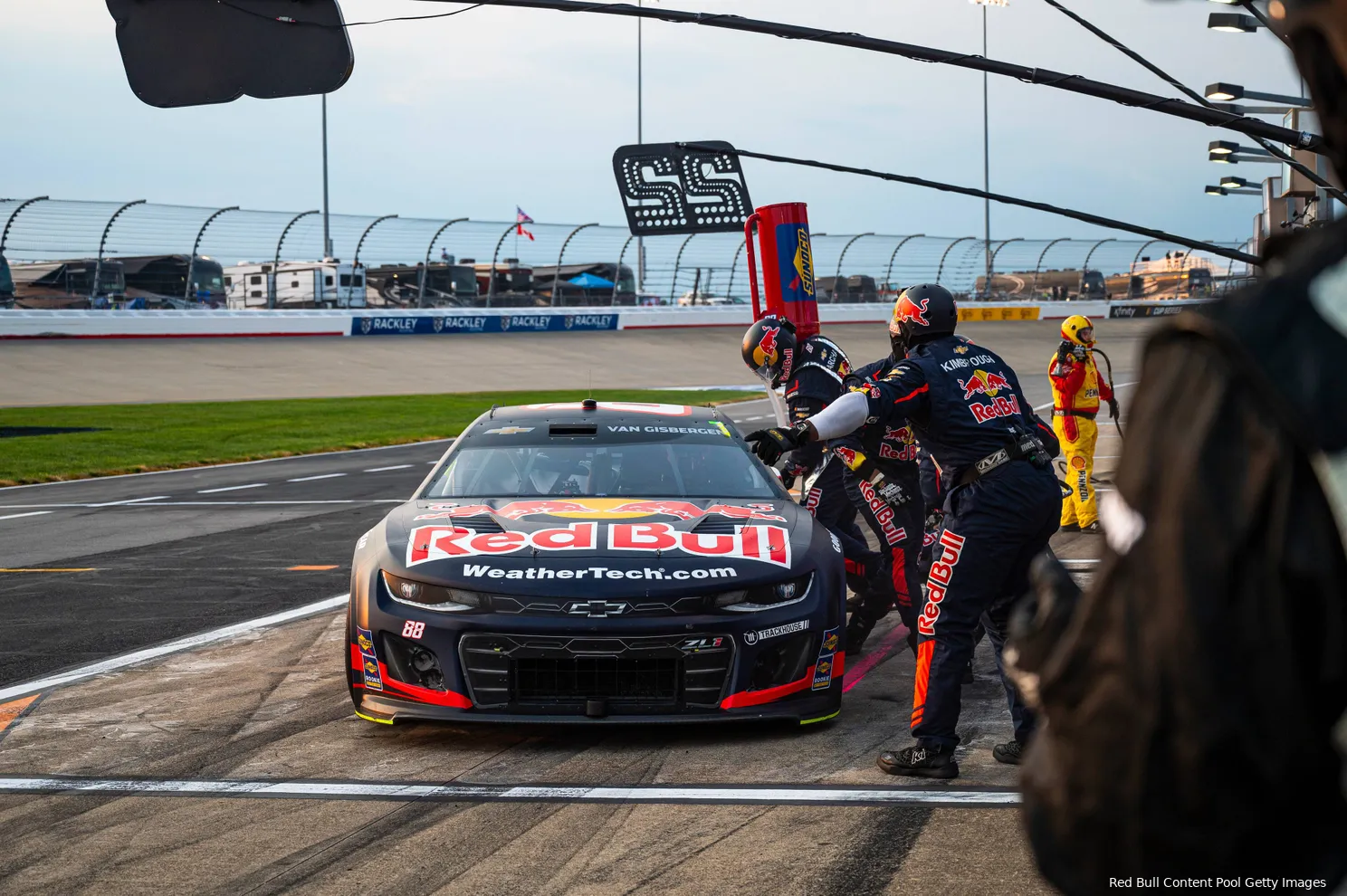 NASCAR-coureur vroeg Verstappen om advies voor regenracen: 'Hij is ook een vriend van me'