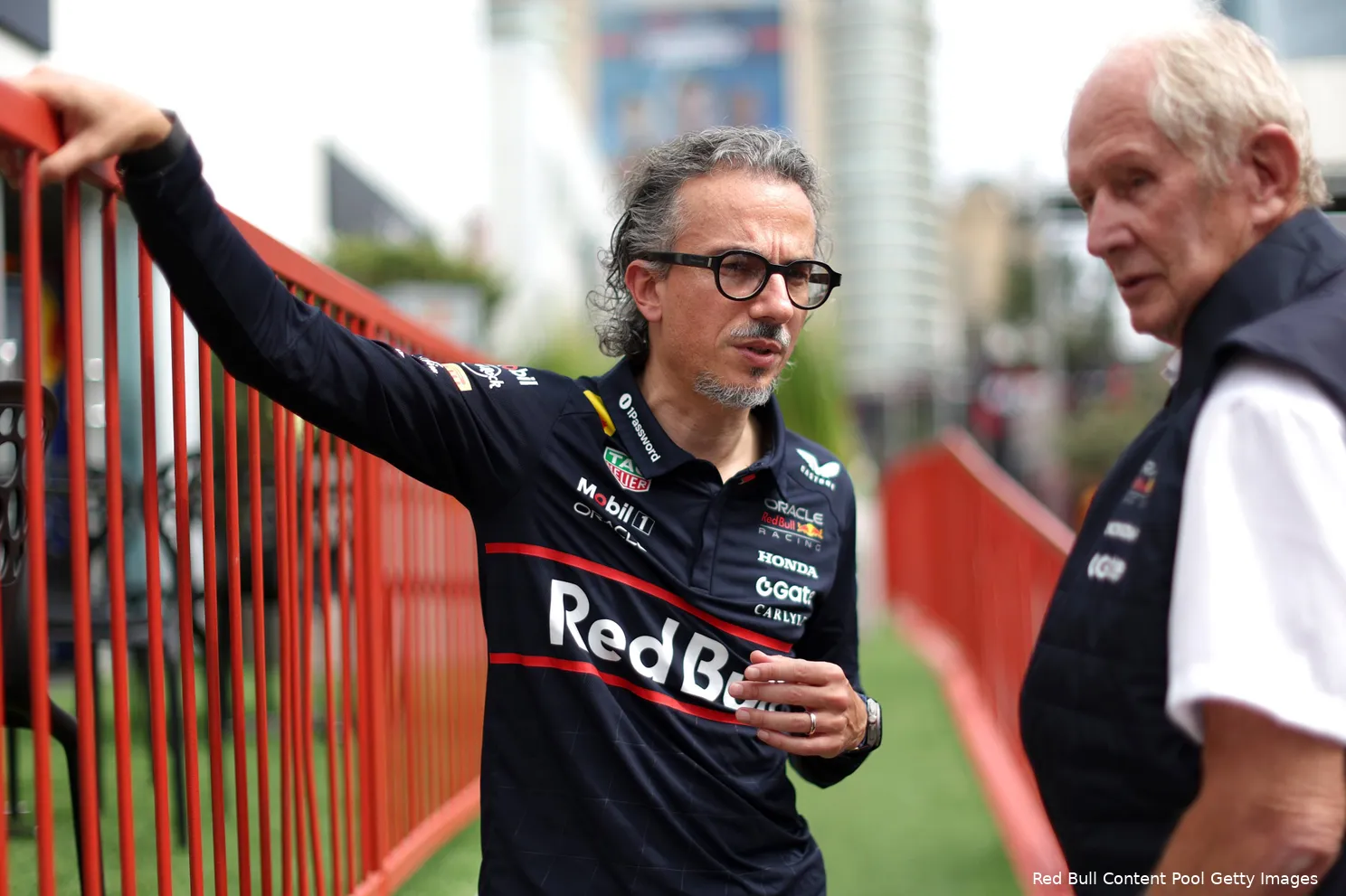 laurent-mekies-helmut-marko-red-bull-racing-vrijdag-bakoe-azerbeidzjan-2025
