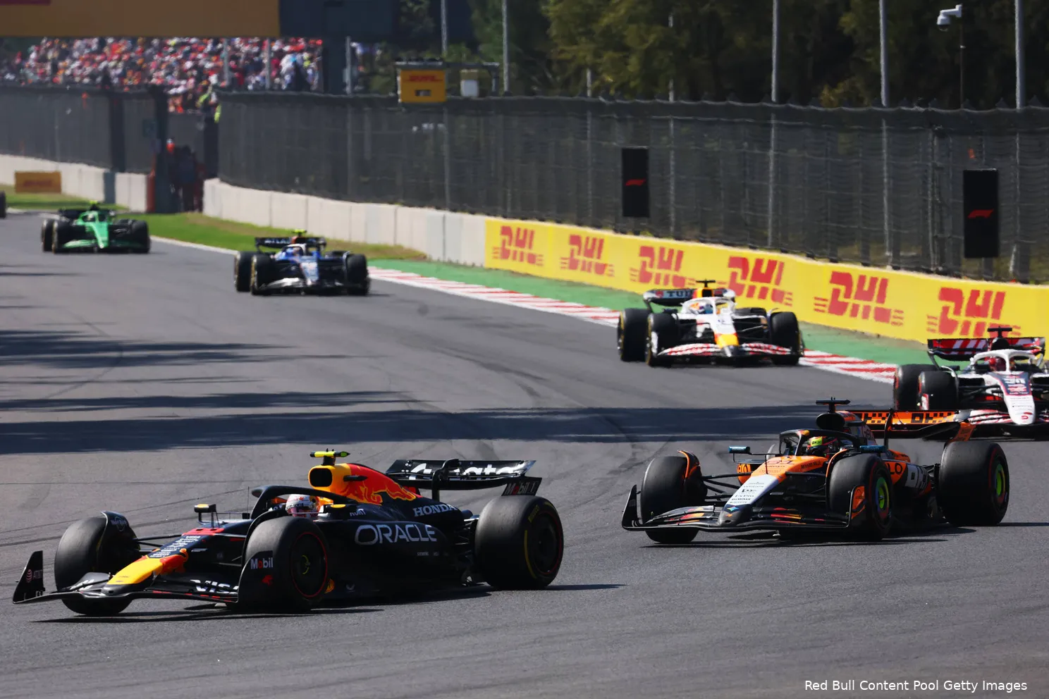 oscar-piastri-mclaren-esteban-ocon-haas-isack-hadjar-racing-bulls-yuki-tsunoda-red-bull-racing-mexico-zondag-2025