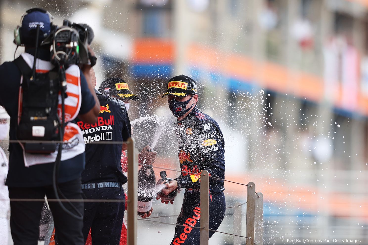 Onder de loep | Donkere wolken boven Verstappen en Leclercs strijd om iconische F1-zege