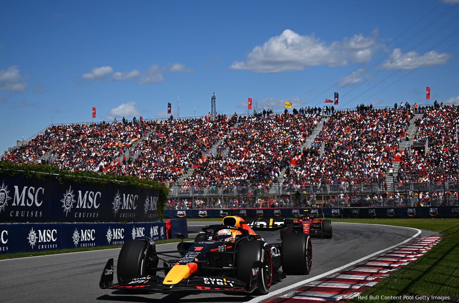 NB: 'Ferrari te slordig om het gat naar Verstappen dit seizoen nog dicht te rijden'