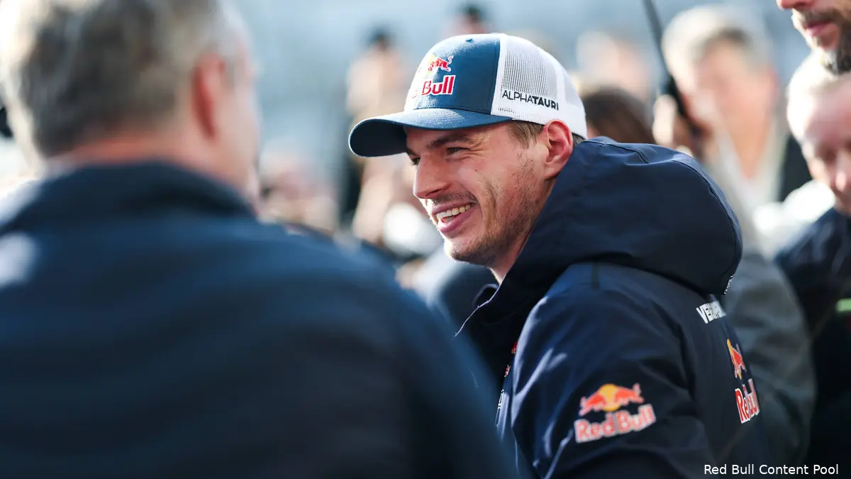 max-verstappen-verrast-en-is-n-al-op-het-circuit-met-bijzondere-auto