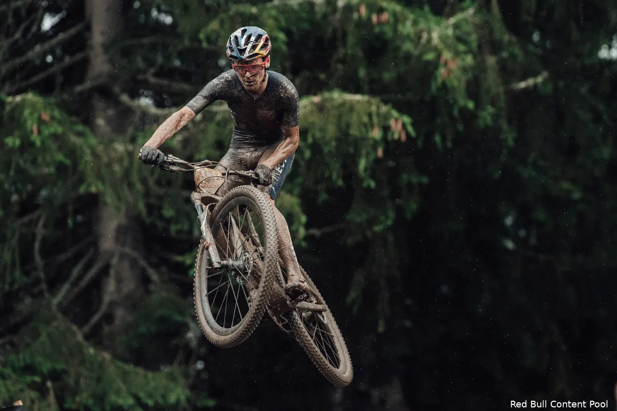Pidcock merkt dat Van Aert en Van der Poel naar hem kijken: 'Dat is mooi, maar ook irritant'