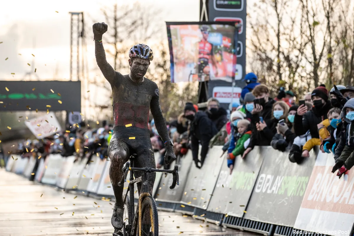 Van Aert danst op de pedalen en knalt naar zege bij rentree in 'Tomorrowland van de Cross'