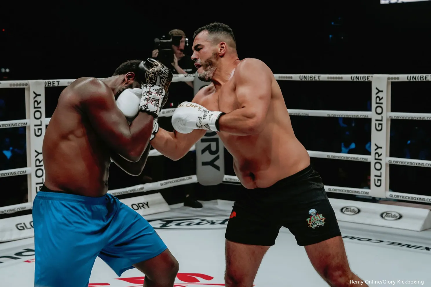 Glory Kickboksheld wordt boksen nieuwe gezicht - Nederlandse droom groeit!