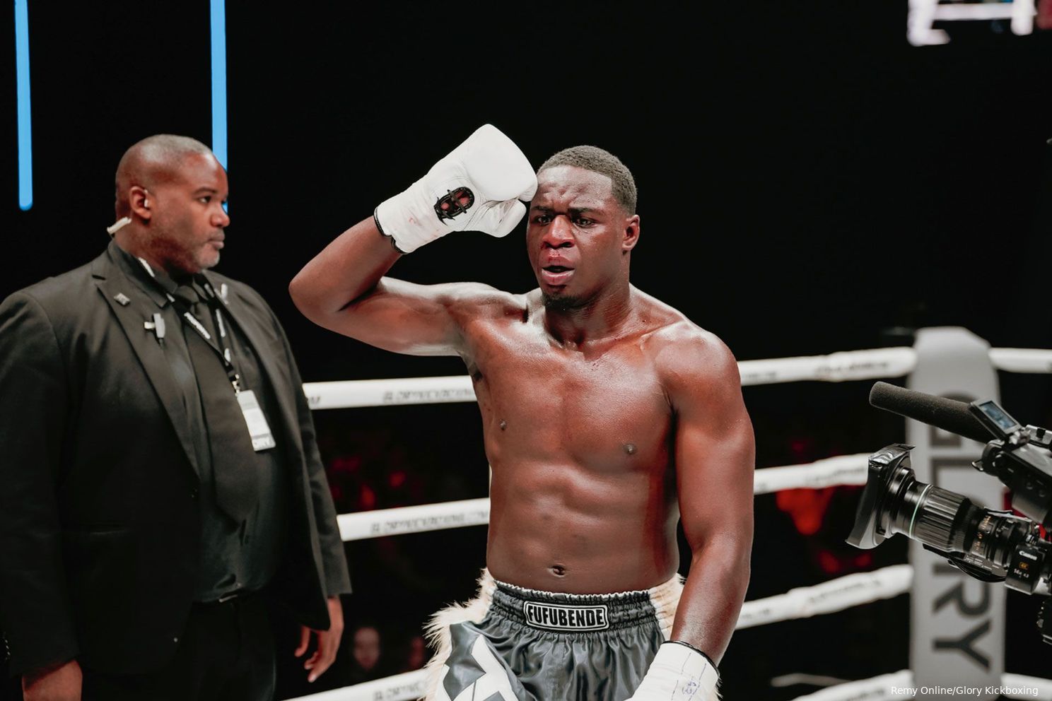 Keiharde afstraffing! Boapeah maakt korte metten met El Bouni op Glory 98