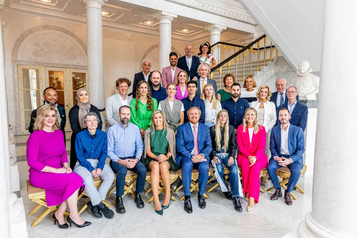 📸 Demi Vollering pontificaal tussen Koning Willem-Alexander en Koningin Maxima op Uitblinkerslunch