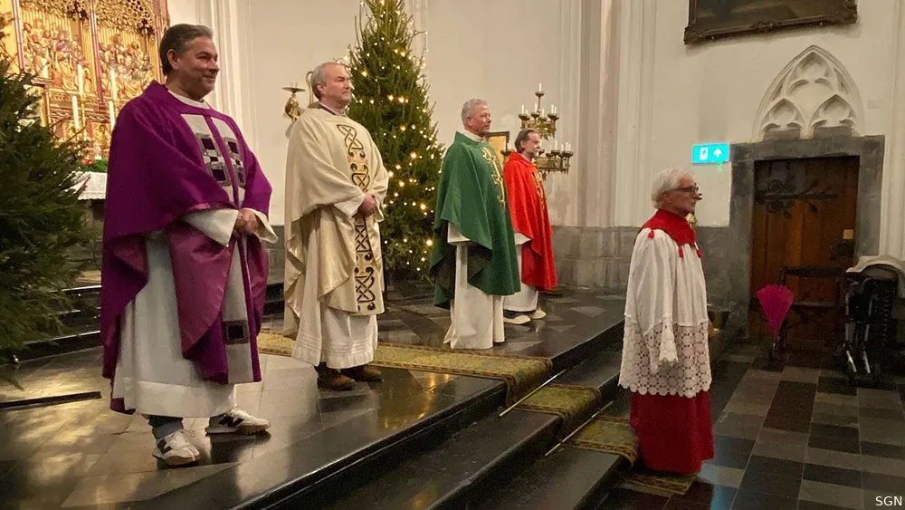 Buurtbewoners als mannequins in priestergewaden
