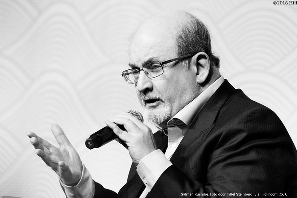 Video! Schrijver Salman Rushdie, over wie een fatwa is uitgesproken, neergestoken op podium in New York