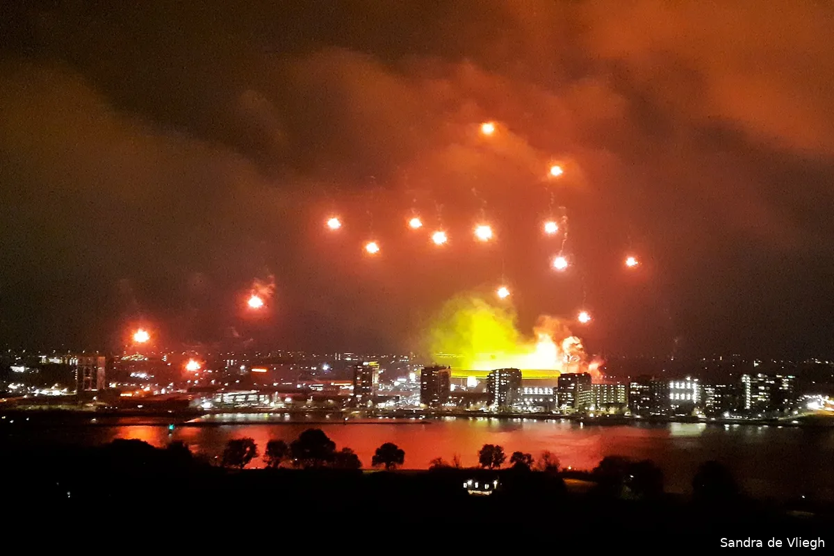 Veel vuurwerk bij De Kuip na afblazen Feyenoord City