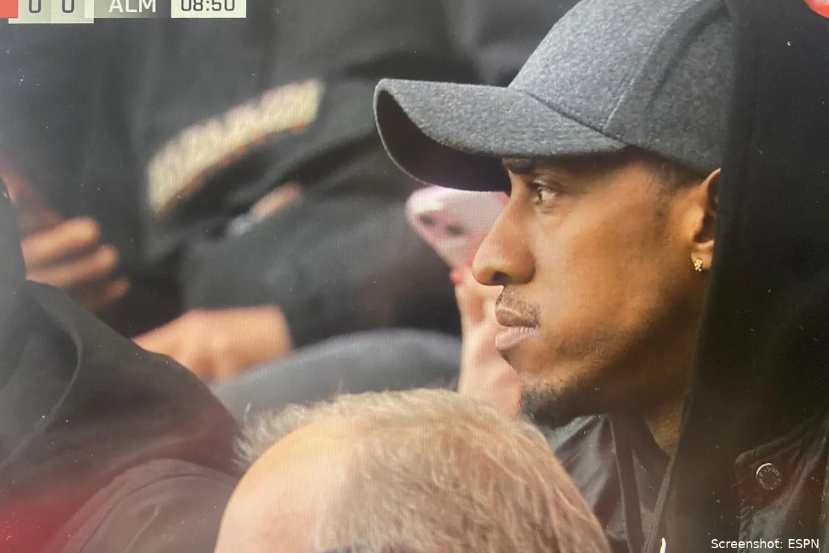 joshua brenet op tribune fc twente almere city 2023 2024