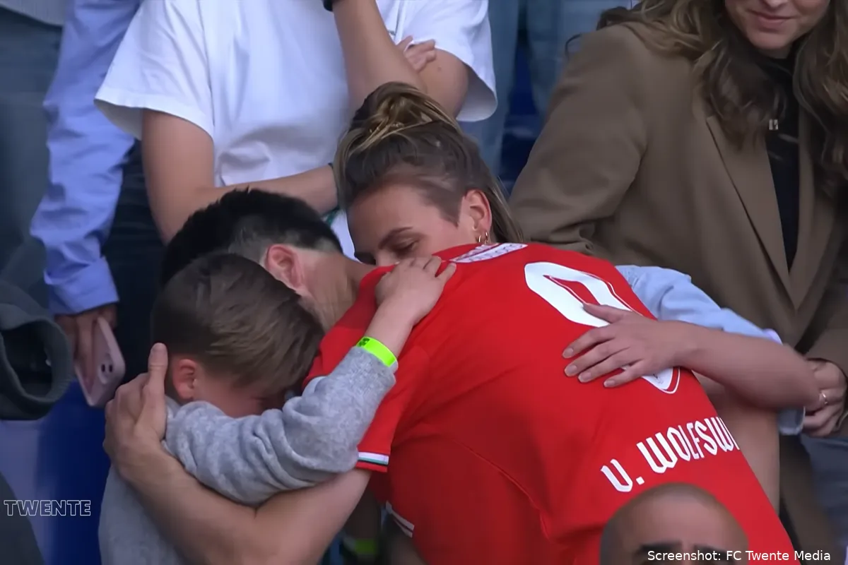 ricky van wolfswinkel met huilende zoon pec zwolle fc twente 2023 2024