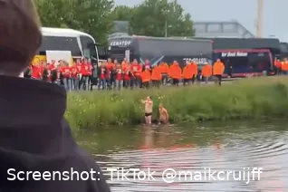 Geniale video: Supporters nemen duik bij Abe Lenstra Stadion na overwinning