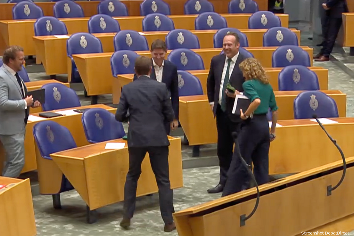 Kabinet valt niet: Peter Heerma (CDA), Jan Paternotte (D66) en Sophie Hermans (VVD) grappen en grollen tijdens debatschorsing