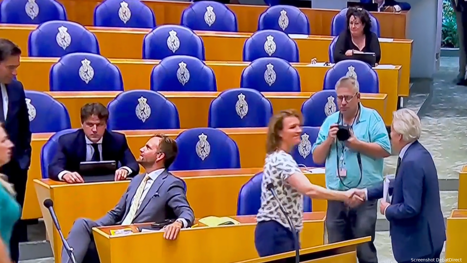 "Kleutergedrag!" "Pure minachting!" Rutte (VVD), Paternotte (D66), Hermans (VVD), Kuiken (PvdA) weigeren Ralf Dekker (FVD) hand te schudden na zijn maidenspeech