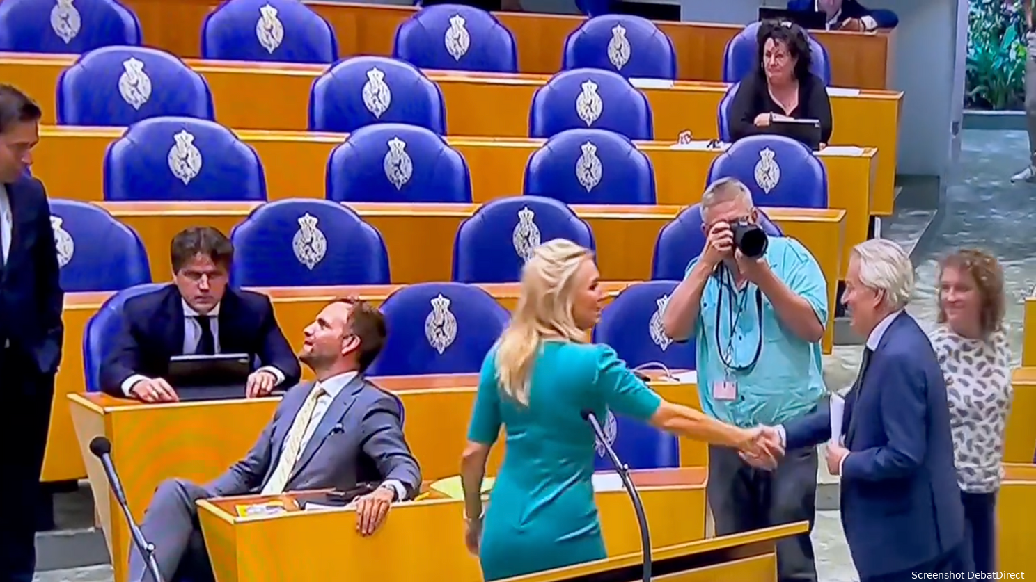 "Kleutergedrag!" "Pure minachting!" Rutte (VVD), Paternotte (D66), Hermans (VVD), Kuiken (PvdA) weigeren Ralf Dekker (FVD) hand te schudden na zijn maidenspeech