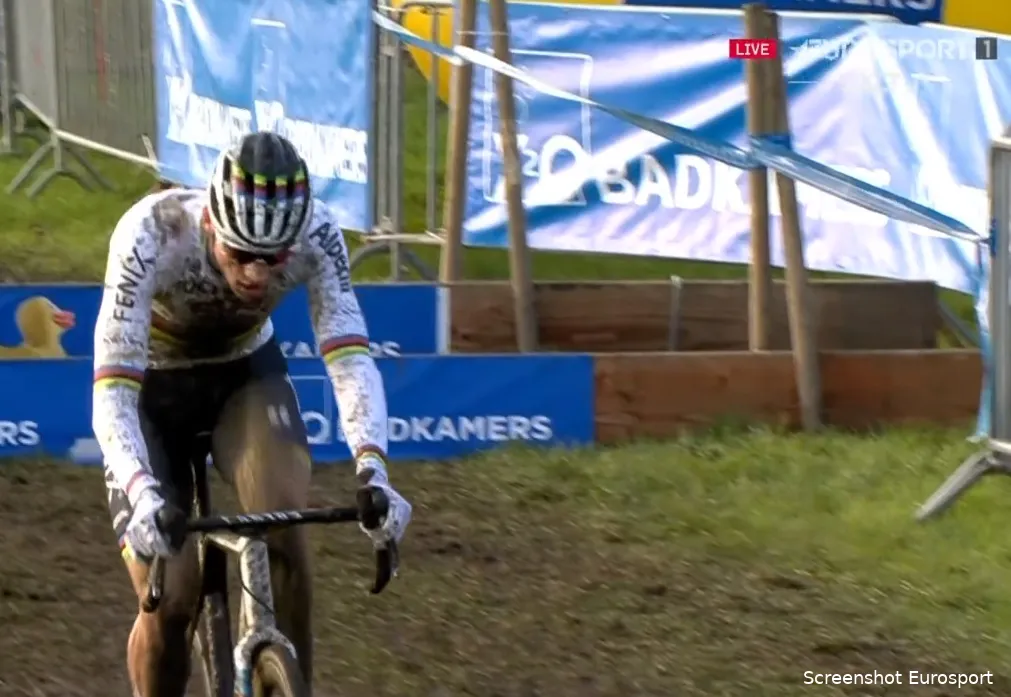 Van der Poel toont spierballen in Baal, slotoffensief Van Aert komt te laat