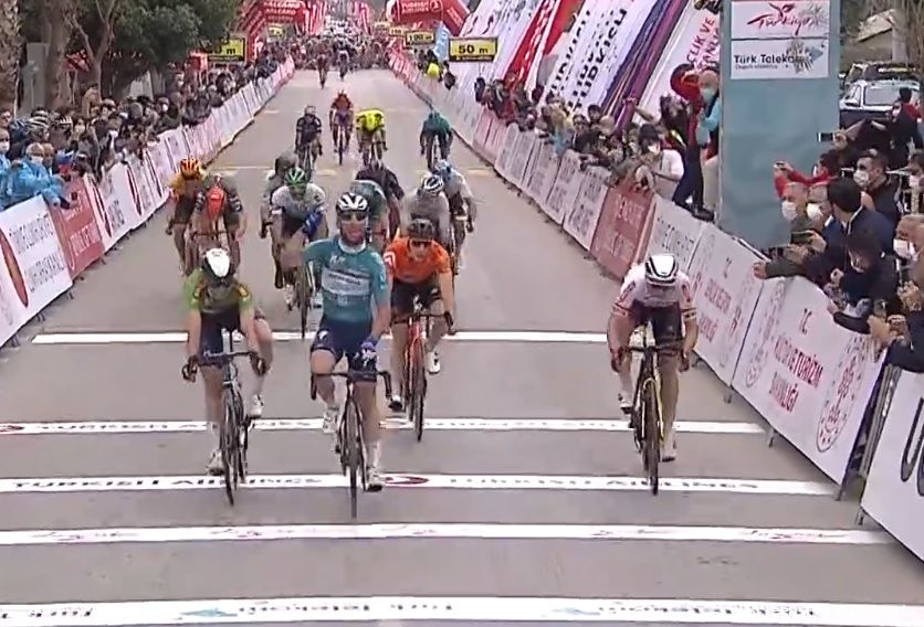 Cavendish voltooit hattrick in Turkije, in door grote crash ontsierde etappe