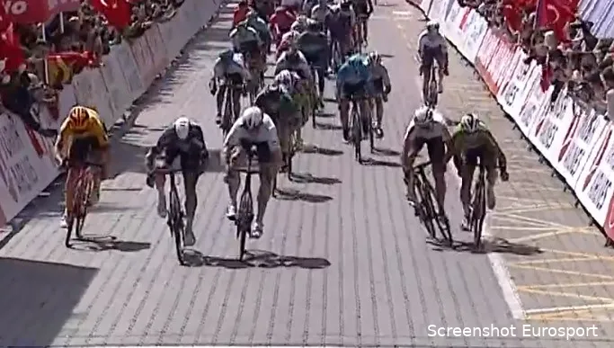 Alpecin-Fenix van de nul in Ronde van Turkije door sprintzege Philipsen