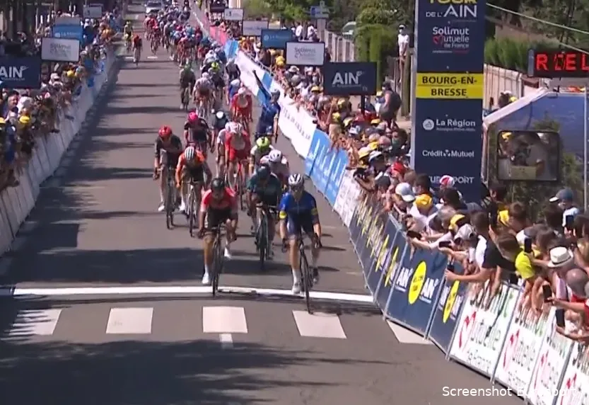 Deceuninck-trein ook in Tour de l'Ain niet te stoppen: Hodeg klopt Bouhanni in eerste rit