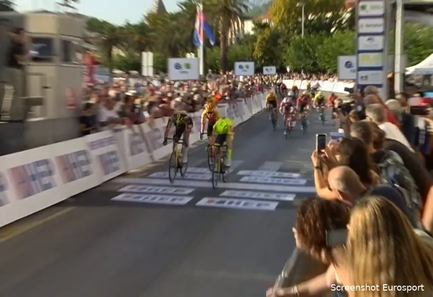 Mick van Dijke ternauwernood geklopt door Menten in lastige klimetappe CRO Race