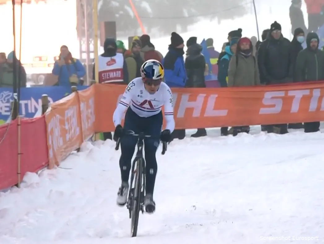 Pidcock derde in de sneeuw, maar kijkt uit naar moddercrossen: 'Is meer mijn ding'