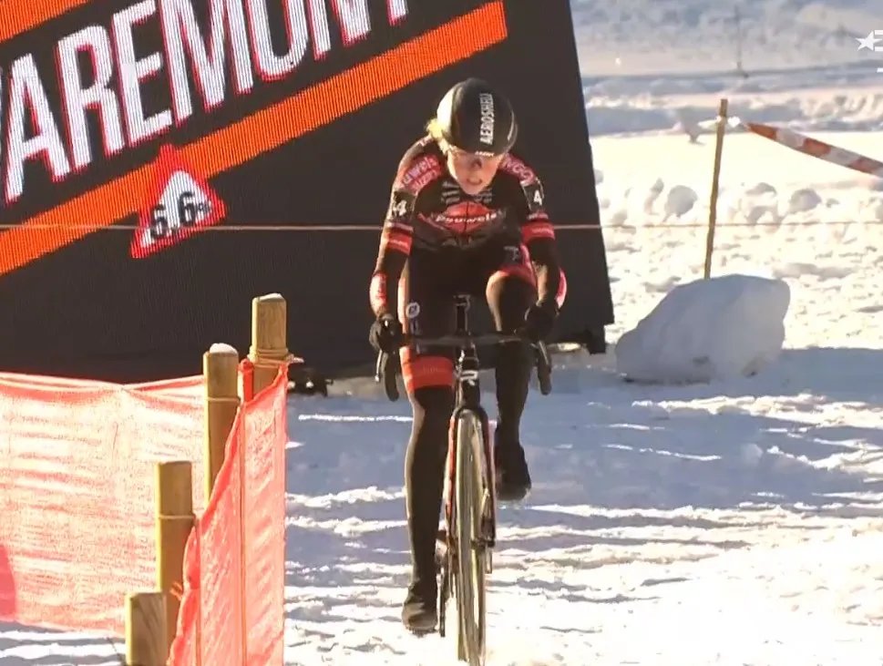 Spektakel in Val di Sole: sneeuwspecialiste Van Empel zegeviert na late crash Vos