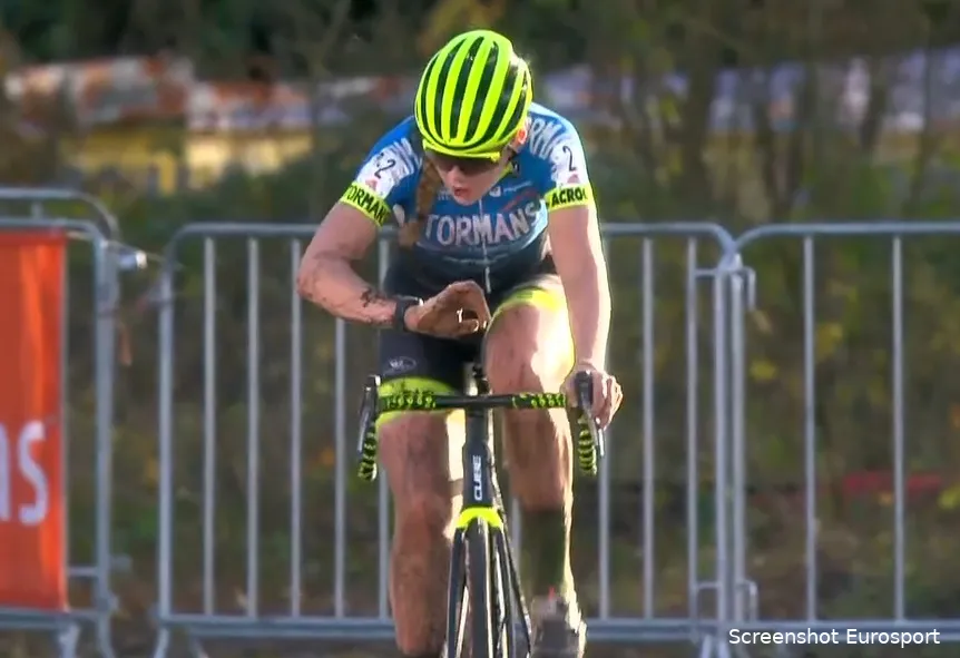 Ben ik op tijd? Buitengewoon talent Zoe Bäckstedt (17) wint cross in Essen na demonstratie