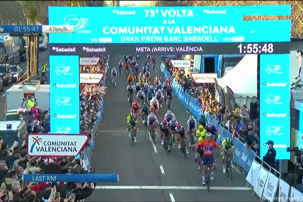 Jakobsen schenkt zijn ploeg derde ritzege met winst in slotetappe Ronde van Valencia