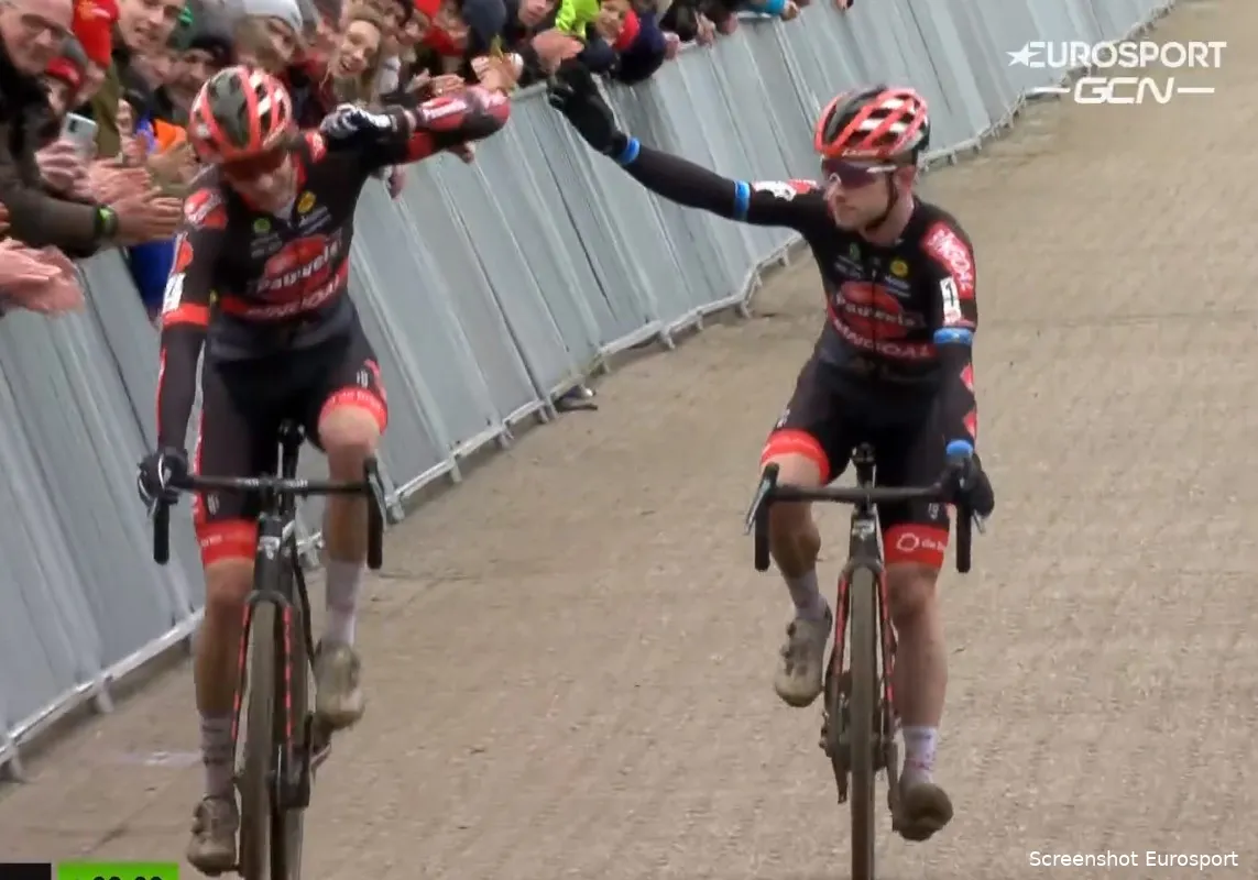 Vanthourenhout finisht als eerste na Pauwels Sauzen-Bingoal-show in Waaslandcross
