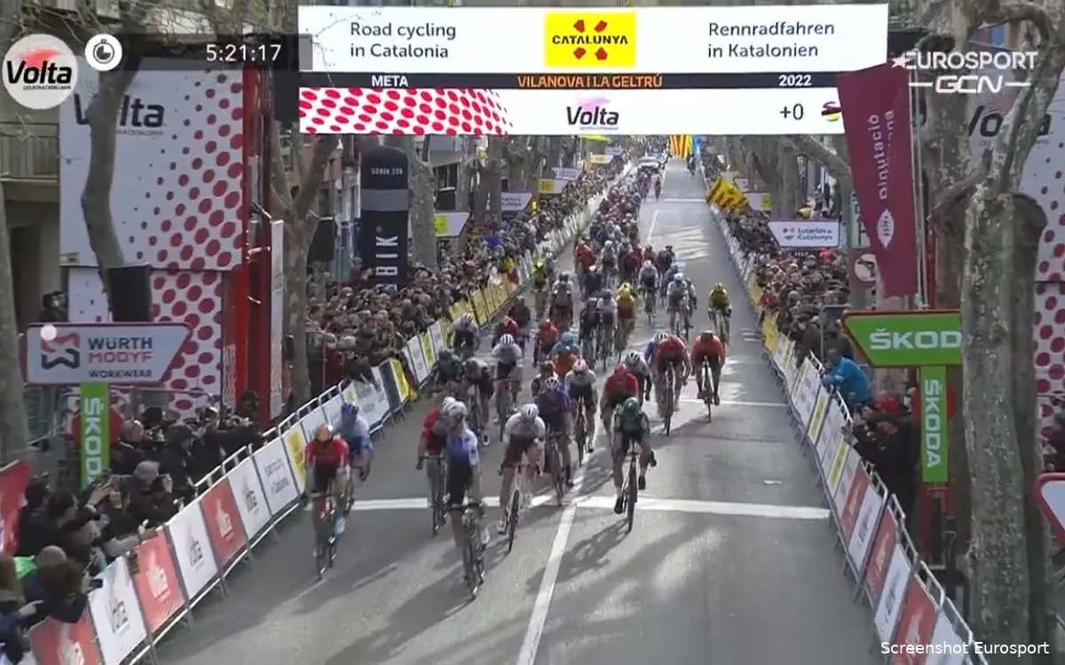 Vernon schenkt Quick Step de zege vanuit chaotische massasprint Ronde van Catalonië