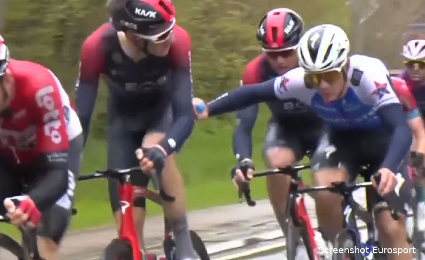 Update | Evenepoel biedt excuses aan na duwincident: 'Had niet mogen gebeuren'