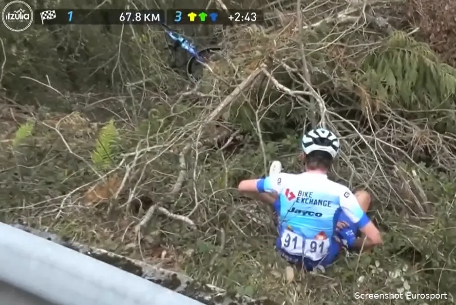 Milan Vader en Hamilton duikelen over de vangrail in Ronde van het Baskenland en geven op