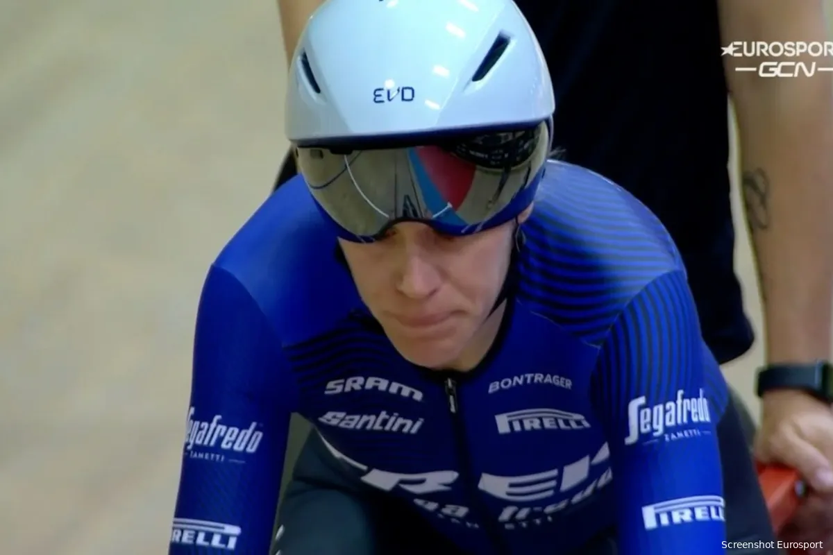 Van Dijk verbreekt werelduurrecord: 49,254 kilometer in één uur tijd