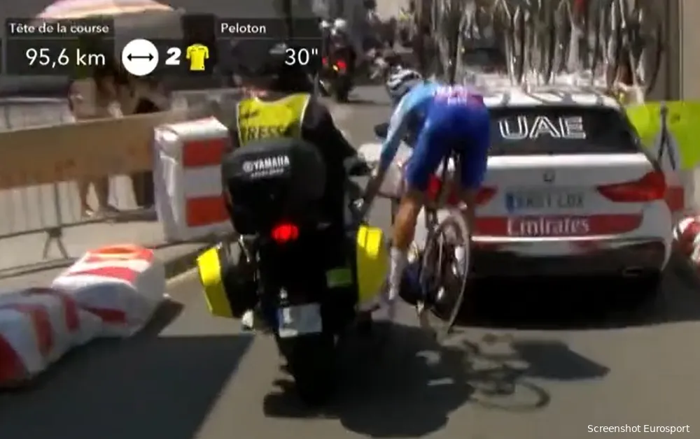 🎥 Bauer en Eekhoff komen met schrik vrij na harde botsingen met motard en auto in Tour de France
