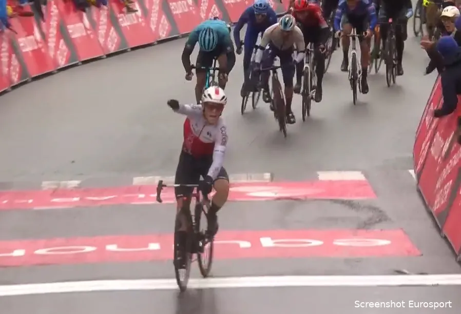 Jonge Zingle spurt iedereen uit het wiel in kletsnatte eerste etappe Arctic Race of Norway