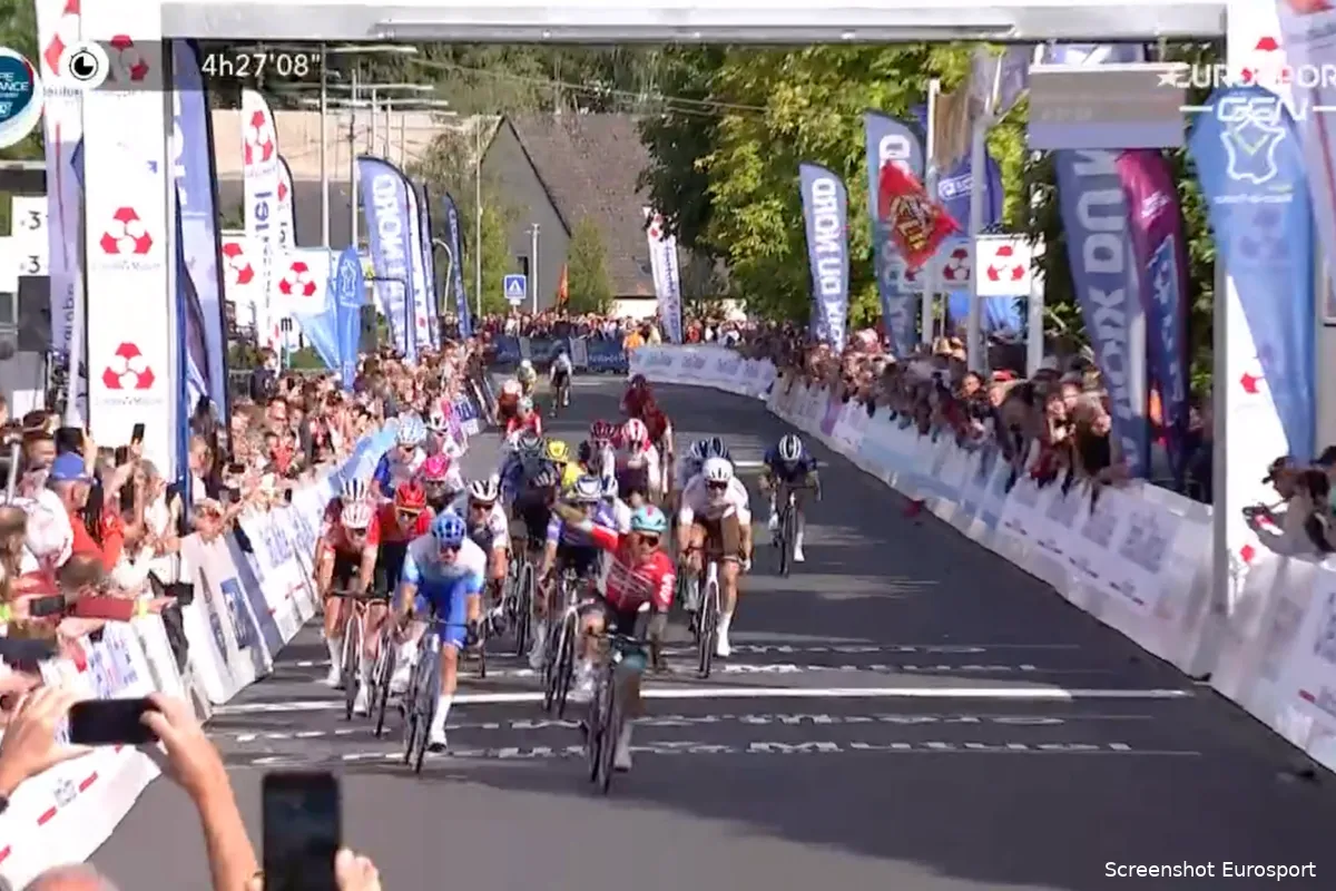 Ewan remonteert Groenewegen in GP Fourmies, Jakobsen en De Lie betrokken bij valpartij